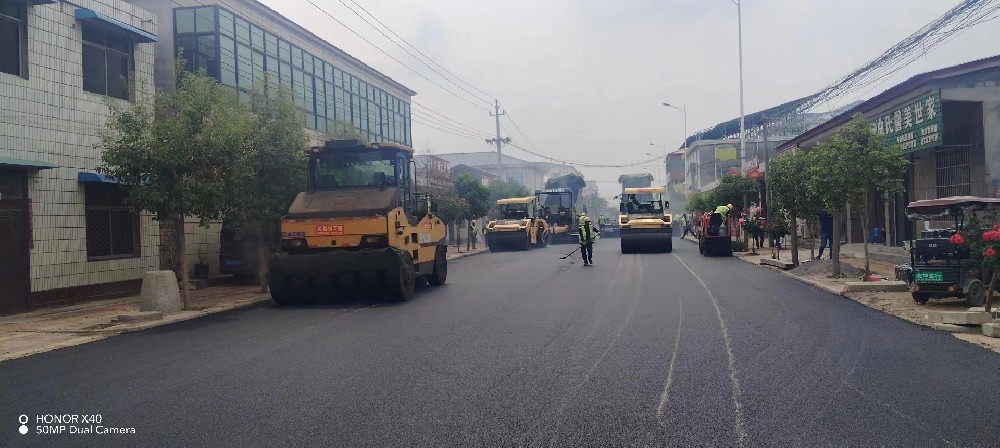 鄭州瀝青路面施工廠家攤鋪機的精準操作：打造平整路面的關鍵